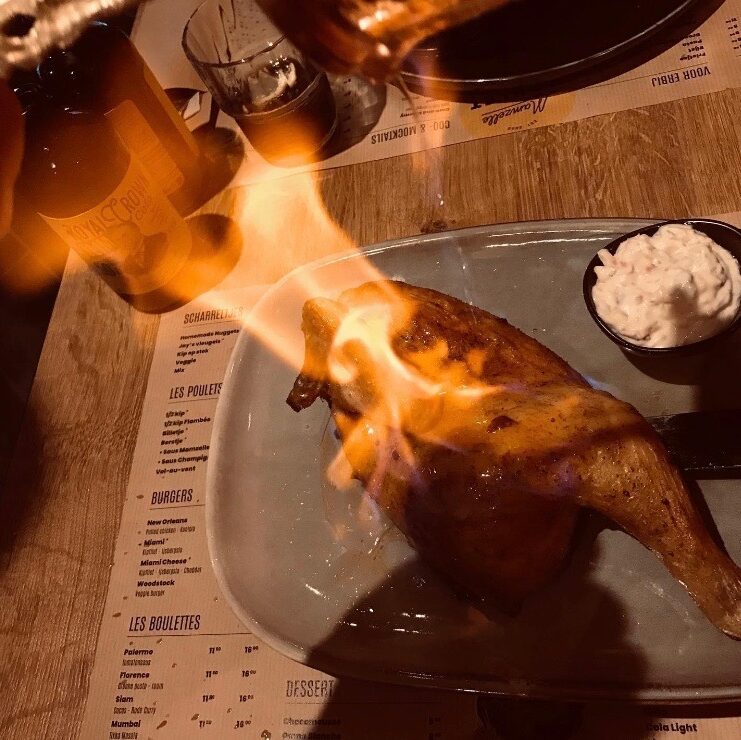 Dit is een puur genot geflambeerde kip afbeelding